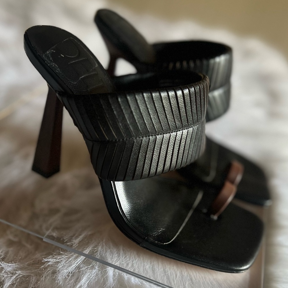 NWOT Deltan Women's Kelsea Leather Toe Loop Dress Sandals